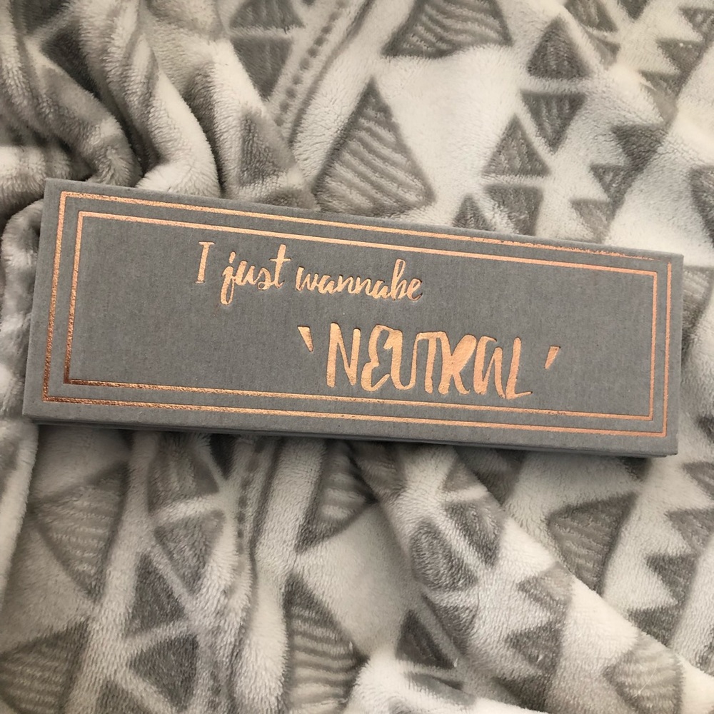 I just wanna be natural eyeshadow palette
